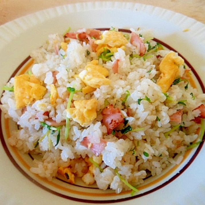 残りご飯でランチ★ハム・卵・豆苗のチャーハン★